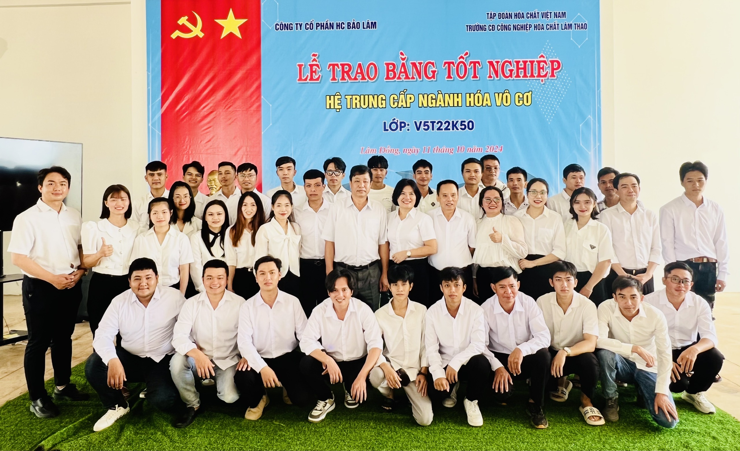 Đầu tư đào tạo – Trao bằng tốt nghiệp cho công nhân ngành Hóa vô cơ